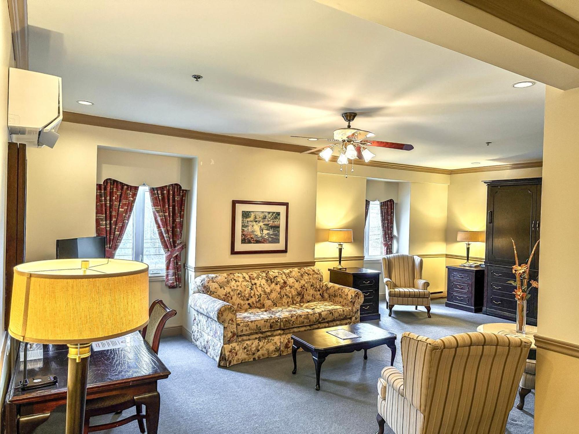 Inn On The Lake Fall River Exterior photo